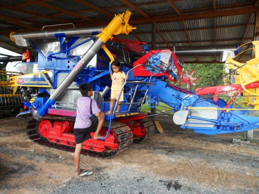 รถเกี่ยวข้าว TSY MJP-10  195HP เทอร์โบ + 10 ล้อ รถพ่วงอีซูซุไปข้างหน้า L195