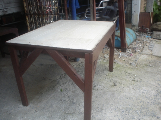 โต๊ะหน้าต่างไม้สัก  แข็งแรง   ขาย  1000บาท  (หนึ่งพันบาทถ้วน)