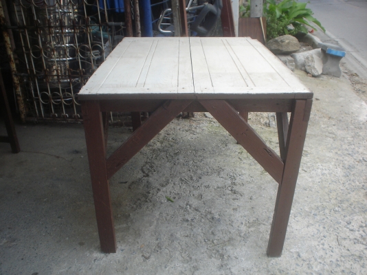 โต๊ะหน้าต่างไม้สัก  แข็งแรง   ขาย  1000บาท  (หนึ่งพันบาทถ้วน)