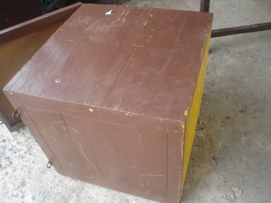 ตู้ไม้เนื้อแข็ง   ขายครับ  600บาท     หลินรัชดา 081-585-6957