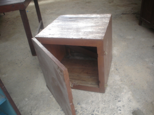 ตู้ไม้เนื้อแข็ง   ขายครับ  600บาท     หลินรัชดา 081-585-6957