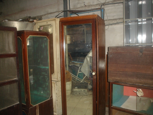 คุณชัยช่อง 5 คุณครับ**ตู้ไม้แข็งแรง  สภาพดีมาก   งานฝีมือ   ราคาขาย1800บาท