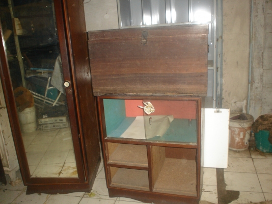 คุณชัยช่อง 5 คุณครับ**ตู้ไม้แข็งแรง  สภาพดีมาก   งานฝีมือ   ราคาขาย1800บาท