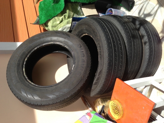 ต้องการขายยาง bridgstone 215/70R15 ปียาง 3411