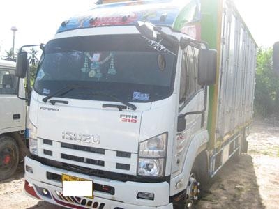 ขายหัวตึก 210 Uro3 ตู้สิบบานหกล้อ สวยมาก โทร 088-4501277