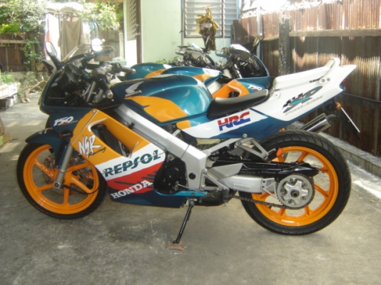 ขายด่วน NSRPROARM 150SP ทำสีใหม่ทั้งคัน สวยมาก ราคา 35000 บาท สนใจติดต่อ คุณ เจ โทร. 0808051985 ที่อยู่ สีลม ซอย 10 บางรัก กทม 10500