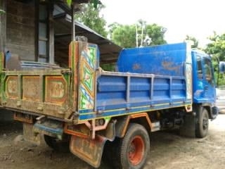 ISUZU DECA 195 HP 6HE1 หกล้อดั๊มพ์ กระบะดั๊มพ์เหล็ก 6 ตันความยาว 3.60 เมตรสภาพสวย เครื่องแน่นแรงดีไม่มีเยิ้ม ภายในเก๋งคอนโซลสวยครบพร้อม แอร์เย็น พวงมาลัยเพาเวอร์ ระบบเบรคทริ๊ปฟี้ ช่วงล่างคัชซีสวยไม่มีดาม ยางสภาพดี 6 เส้นประมาณ 70\% พร้อมบรรทุกพร้อมใช้งาน เ