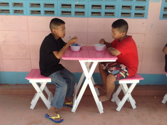 ขายโต๊ะ1 เก้าอี้2จำนวน2ชุด. พับได้ทั้งโต๊ะและเก้าอี้ไม้เนื้อดี แข็งแรง