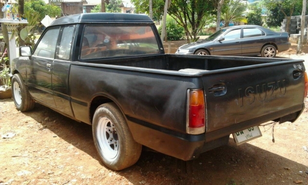 ISUZU KB 2500 CAB รถสวยสภาพดีพร้อมใช้งานได้เลนครับ รถเครื่องแห้งแรงดีไม่มีเยิ้ม ภายในเก๋งคอนโซลสวยครบพร้อม กระบะไม่ผุ ช่วงล่างคัชซีไม่มีดาม ยางสภาพดี 4 เส้นประมาณ 70\% พร้อมใ