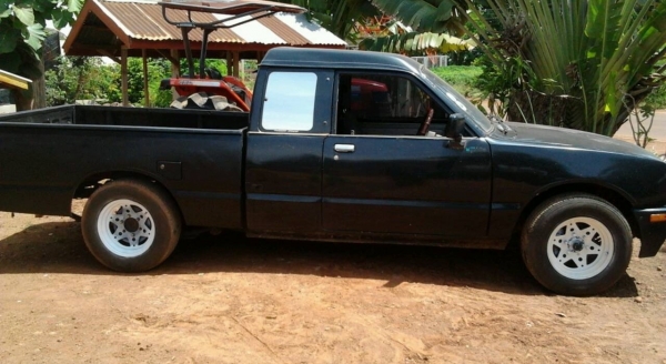 ISUZU KB 2500 CAB รถสวยสภาพดีพร้อมใช้งานได้เลนครับ รถเครื่องแห้งแรงดีไม่มีเยิ้ม ภายในเก๋งคอนโซลสวยครบพร้อม กระบะไม่ผุ ช่วงล่างคัชซีไม่มีดาม ยางสภาพดี 4 เส้นประมาณ 70\% พร้อมใ