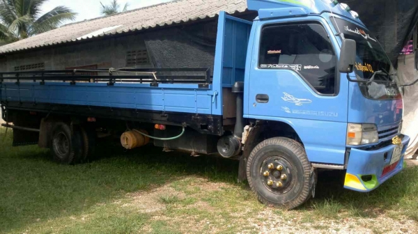 Isuzu NQR70Ry52B4 เครื่อง 4HEY 6เกียร 150แรง เพาเวอร แอรเย็น ยาว 5.5 เมตร ปี48