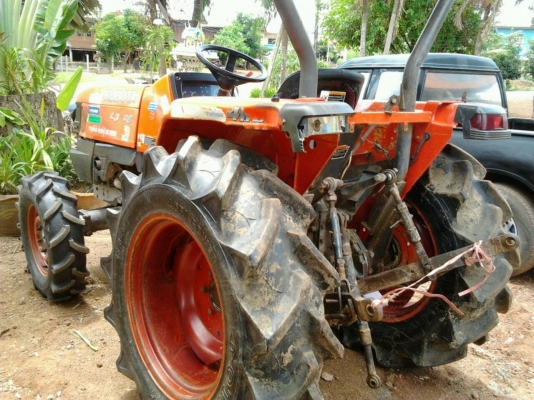 KUBOTA L3408 - 2 เพลา รถทำงาน 2,683 ชม. สภาพดีมากครับ อุปกรณ์มีผานพรวนดิน 6 รถเครื่องแน่นแรงดีไม่มีเยิ้มแห้งดีทั้งคัน ระบบไฮดรอลิกส์ไม่มีแตกไม่มีรั่วซึ่ม ช่วงล่างแน่น ยางสภาพดี 4 เส้นหน้าหลังประมาณ 70\% พร้อมทำงานได้เลย เอกสารเล่มทะเบียนครบ ราคาต่อรองได้คร KUBOTA L3408 - 2 เพลา รถทำงาน 2,683 ชม. สภาพดีมากครับ อุปกรณ์มีผานพรวนดิน 6 รถเครื่องแน่นแรงดีไม่มีเยิ้มแห้งดีทั้งคัน ระบบไฮดรอลิกส์ไม่มีแตกไม่มีรั่วซึ่ม ช่วงล่างแน่น ยางสภาพดี 4 เส้นหน้าหลังประมาณ 70\% พร้อมทำงานได้เลย เอกสารเล่มทะเบียนครบ ราคาต่อรองได้คร