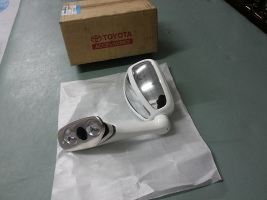 ขายกระจกหน้ากระโปร่งรถโตโยต้าแท้ๆ