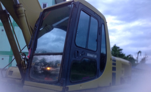 ขายด่วน KOmatsu PC200-6 เก่าใน ใบแทรคใหญ่ พร้อมใช้งาน เอกสารเล่มทะเบียน ขายด่วน KOmatsu PC200-6 เก่าใน ใบแทรคใหญ่ พร้อมใช้งาน เอกสารเล่มทะเบียน