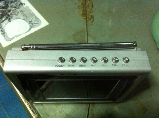 ขาย จอ LCD 5 นิ้ว จอสี ต่อ AV ได้ ต่อเป็นจอดูหนังในรถได้ ดูทีวีได้  มีเสาอากาศในตัว ต่อเสาอากาศภายนอกได้ มีสำโพงในตัว มีช่องเสียบหูฟัง ต่อสัญญาณเสียงออกภายนอกได้ ใช้ได้ทั้งไฟบ้านและไฟรถยนต์ พร้อมส่ง ราคาต่อรองได้ สามพราน นครปฐม