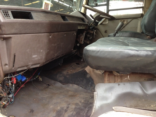 ขาย 6 ล้อ มิตซู รุ่น FK 455 เครื่อง 160 แรง พื้นเรียบ ยาว 5.50 เมตร ปี 2541