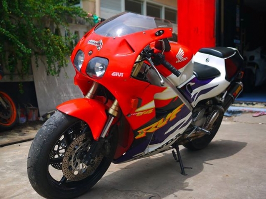 ขาย RVF Nc35 รถแท้ๆทะเบียนแท้ๆ ท่อ Akrapovic ปลอกแฮนด์ Givi น้ำมันเครื่องอย่างดีเพิ่งถ่าย คาร์บูร์เพิ่งล่าง กล่องแต่ง โมนมหนู โมคาร์บูร์แล้ว รถคันนี้เดิมทีเป็นรถผมเองขี่เองสภาพไม่ต้องพูดถึงตอนนี้ลูกค้ามาเทินร์สั่งตัวพันเลยฝากขาย ถ้ารถวิ่งไม่ถึง200คืนเงินเ