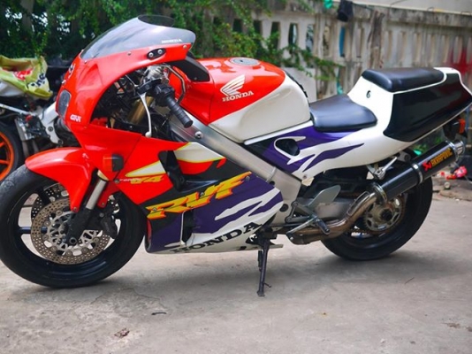 ขาย RVF Nc35 รถแท้ๆทะเบียนแท้ๆ ท่อ Akrapovic ปลอกแฮนด์ Givi น้ำมันเครื่องอย่างดีเพิ่งถ่าย คาร์บูร์เพิ่งล่าง กล่องแต่ง โมนมหนู โมคาร์บูร์แล้ว รถคันนี้เดิมทีเป็นรถผมเองขี่เองสภาพไม่ต้องพูดถึงตอนนี้ลูกค้ามาเทินร์สั่งตัวพันเลยฝากขาย ถ้ารถวิ่งไม่ถึง200คืนเงินเ