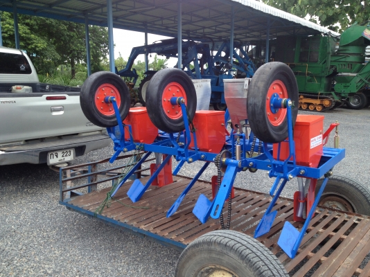 ขายเครื่องหยอดข้าวโพด 3 ร่อง(เครื่องใหม่) ช่างคิด ขายเครื่องหยอดข้าวโพด 3 ร่อง(เครื่องใหม่) ช่างคิด