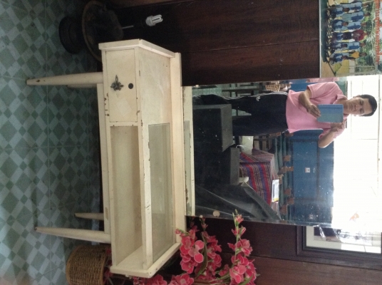 ขายตู้กระจกโบราณ กระจกหนาส่องยังใสแจ๋วขาสีขาวครีมแข็งแรง ขาตั้งกลมแข็งแรงคล้ายขาตั้งโทรทัศน์สมัยก่อน