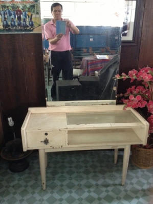 ขายตู้กระจกโบราณ กระจกหนาส่องยังใสแจ๋วขาสีขาวครีมแข็งแรง ขาตั้งกลมแข็งแรงคล้ายขาตั้งโทรทัศน์สมัยก่อน