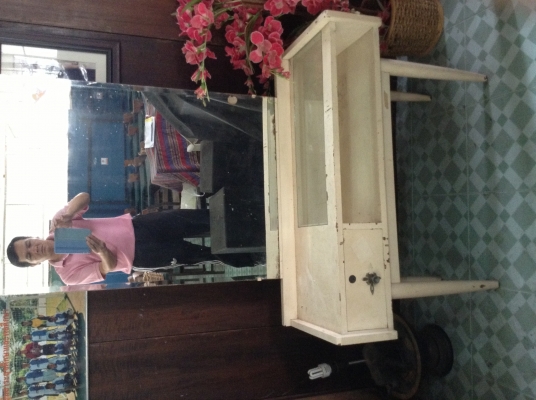 ขายตู้กระจกโบราณ กระจกหนาส่องยังใสแจ๋วขาสีขาวครีมแข็งแรง ขาตั้งกลมแข็งแรงคล้ายขาตั้งโทรทัศน์สมัยก่อน