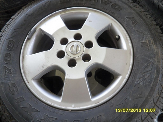 แม็กนิสสันนาวาร่า ขอบ 16  พร้อมยาง 215 60 R16 ครับ 1ชุด