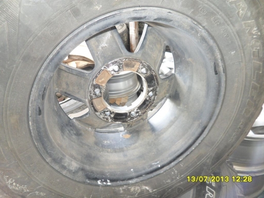 แม็กขอบ 15  6รู 139 พร้อมยางอ๊อฟโหลด  255 70 R15