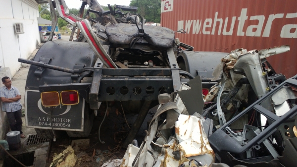 (เหลือเชื่อ...คนขับแค่บาดเจ็บ) ขายซาก6ล้อหัวลากออกใหม่ป้ายแดง (เหลือเชื่อ...คนขับแค่บาดเจ็บ) ขายซาก6ล้อหัวลากออกใหม่ป้ายแดง