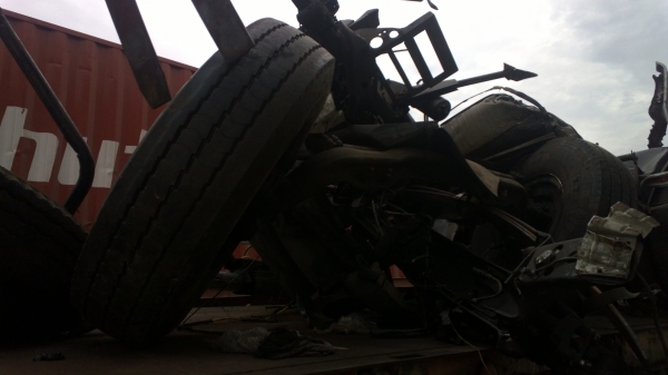 (เหลือเชื่อ...คนขับแค่บาดเจ็บ) ขายซาก6ล้อหัวลากออกใหม่ป้ายแดง (เหลือเชื่อ...คนขับแค่บาดเจ็บ) ขายซาก6ล้อหัวลากออกใหม่ป้ายแดง