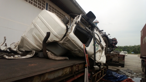 (เหลือเชื่อ...คนขับแค่บาดเจ็บ) ขายซาก6ล้อหัวลากออกใหม่ป้ายแดง (เหลือเชื่อ...คนขับแค่บาดเจ็บ) ขายซาก6ล้อหัวลากออกใหม่ป้ายแดง