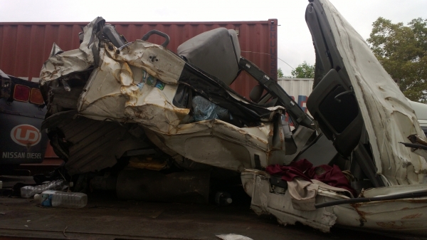 (เหลือเชื่อ...คนขับแค่บาดเจ็บ) ขายซาก6ล้อหัวลากออกใหม่ป้ายแดง (เหลือเชื่อ...คนขับแค่บาดเจ็บ) ขายซาก6ล้อหัวลากออกใหม่ป้ายแดง