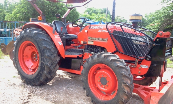 ขายรถไถคูโบต้่า70เเรงพร้อมผาน3และใบดันรถสวยยางดีครับ