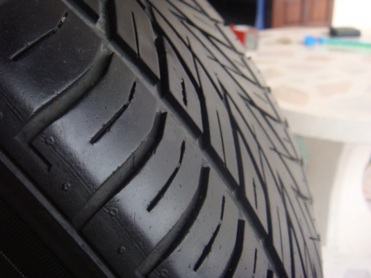 ขายครับ 215 / 45 R 17  ปี 2010 ดอกยังเหลือใช้ได้