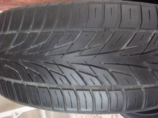 ขายครับ 215 / 45 R 17  ปี 2010 ดอกยังเหลือใช้ได้