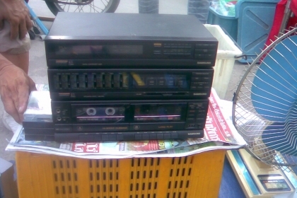 เครื่องเล่นเทปซัมซุงใช้ได้ปกติครับเล่นเทป  วิทยุเอฟเอ็มรุ่นเก่าคลาสสิคครับเสียงดีครับ  ขนาด 3  ชั้นครับราคานี้คุ้มครับ
