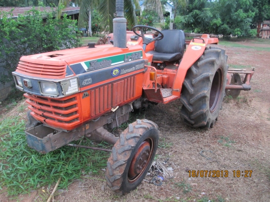 ขายรถไถคูโบต้าL1-R28 4WD 4สูบ พร้อมอุปกรณ์เพียบ ถูกๆ!!!