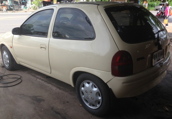 OPEL CORSA 1200 CC ปี 95 รถสวยเดิมๆสภาพดีพร้อมใช้งาน เครื่องแห้งแรงดี ภายในเก๋งคอนโซลสวยครบ พวงมาลัยเพาเวอร์ กระจกไฟฟ้า แอร์เย็น เครื่องเล่น CD ช่วงล่างแน่น ยางสภาพดี 4 เส้นประมาณ 60\% พร้อมใช้งานได้เลย เอกสารทะเบียนภาษีครบพร้อมโอน ราคาต่อรองได้ครับ