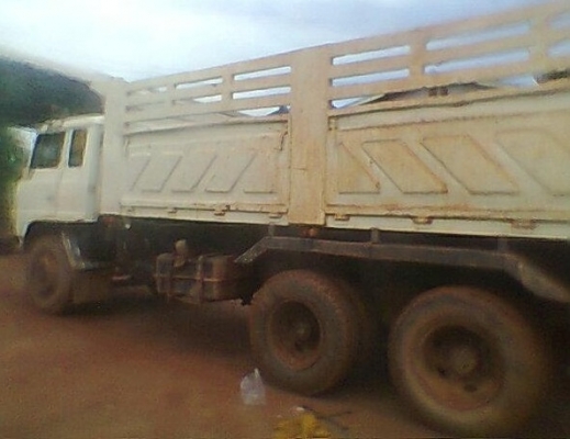 HINO F18 - 185 HP HO7C สิบล้อดั๊มพ์ 2 เพลา กระบะดั๊มพ์เหล็ก 12 ตันของสามมิตรลอนเฉียงสภาพดี เครื่องแน่นดีแรงดี ภายในเก๋งคอนโซลสวยไม่มีผุกร่อน พวงมาลัยเพาเวอร์ ระบบเบรคทริ๊ปฟี้ครบพร้อม ช่วงล่างคัชซีไม่มีบวม ยางสภาพดี 10 เส้นประมาณ 70\% พร้อมบรรทุกพร้อมใช้งาน