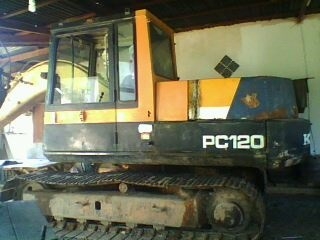 KOMATSU PC 120-3 เอกสารเล่มทะเบียนครบพร้อม เครื่องเดิมปั๊มเดิมแห้งดีแรงดีทั้งคัน ภายในเก๋งคอนโทรลยาว สวยสะอาดมีแอร์ครบ รถบอดี้สวยภายนอกบูมอาร์มไม่มีปะไม่มีดาม ช่วงล่างแน่นโซ่บูทใบแทรกหนาดี 70\% พร้อมใช้งาน ราคาต่อรองได้ครับ