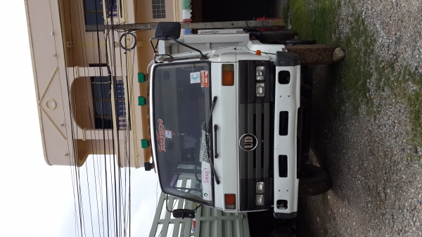 นิสสันUD 6ล้อดั๊ม