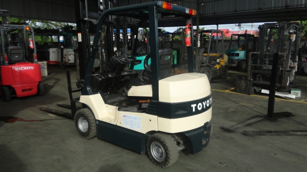 TOYOTA  7 FB25  ( รถไฟฟ้านั่งขับ )