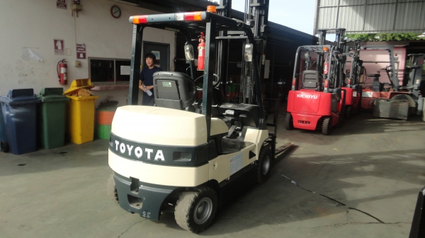 TOYOTA  7 FB25  ( รถไฟฟ้านั่งขับ )