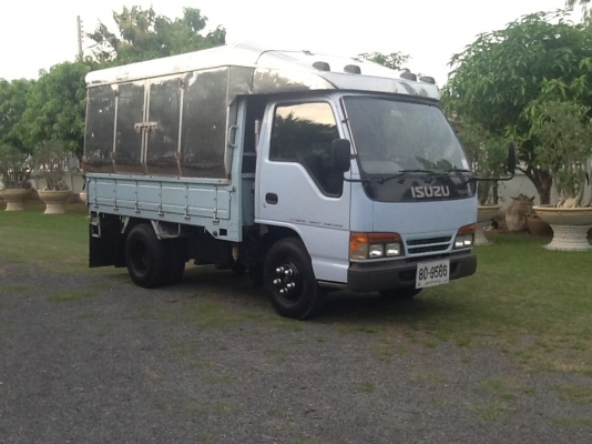 รถหกล้อสภาพดี 80 \%  ISUZU NKR 2.8 DI พร้อมหลังคาสแตนเลส