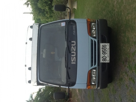 รถหกล้อสภาพดี 80 \%  ISUZU NKR 2.8 DI พร้อมหลังคาสแตนเลส