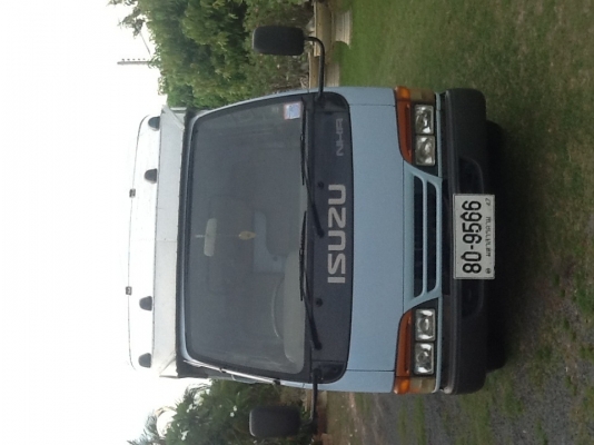 รถหกล้อสภาพดี 80 \%  ISUZU NKR 2.8 DI พร้อมหลังคาสแตนเลส