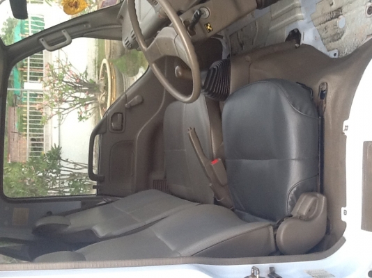 รถหกล้อสภาพดี 80 \%  ISUZU NKR 2.8 DI พร้อมหลังคาสแตนเลส