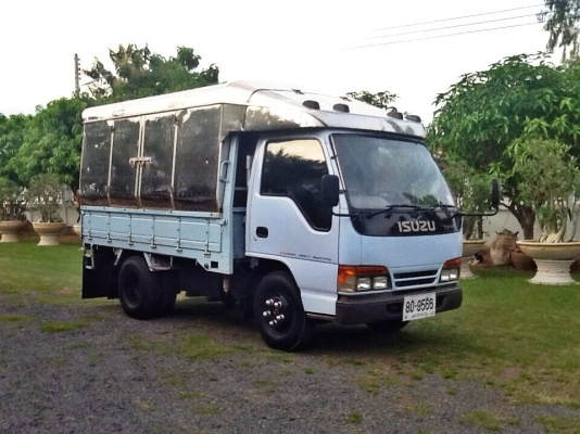 รถหกล้อสภาพดี 80 \%  ISUZU NKR 2.8 DI พร้อมหลังคาสแตนเลส