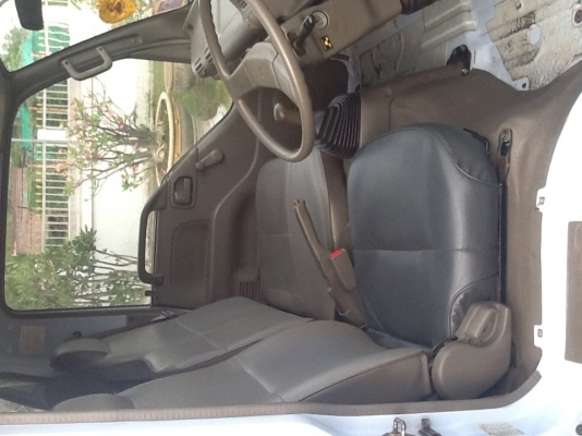 รถหกล้อสภาพดี 80 \%  ISUZU NKR 2.8 DI พร้อมหลังคาสแตนเลส