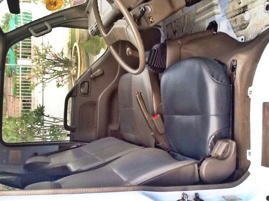 รถหกล้อสภาพดี 80 \%  ISUZU NKR 2.8 DI พร้อมหลังคาสแตนเลส